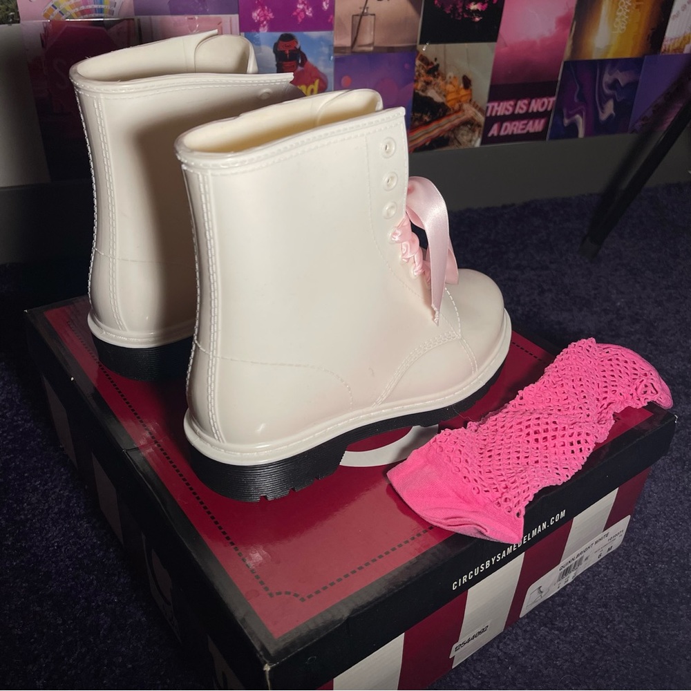 Boots - Picture 6 of 10